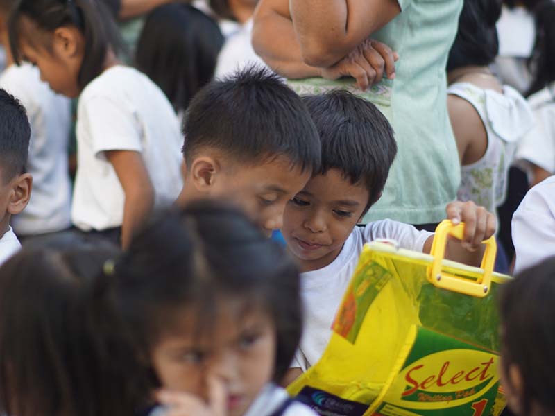 School SuSchool Supplies to Tubo Tubo South Photo 3